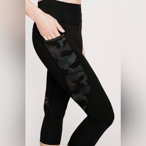 Zyia black camo high-rise capri leggings-14-16 NWT